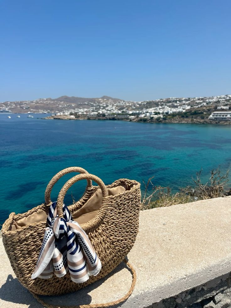 Sac en osier devant la mer turquoise de Mykonos